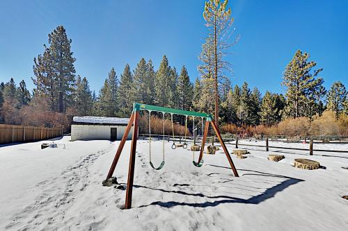 Charming Chalet - Big Yard Deck Near Skiing home - main image