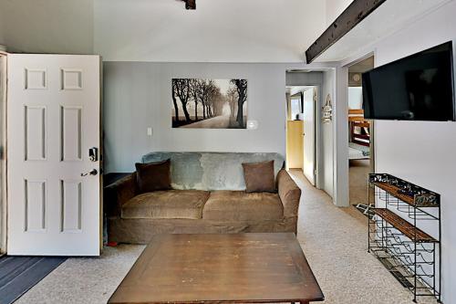Charming Chalet - Big Yard Deck Near Skiing home - image 3