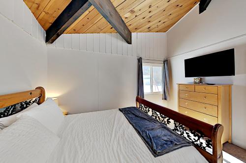 Charming Chalet - Big Yard Deck Near Skiing home - image 5