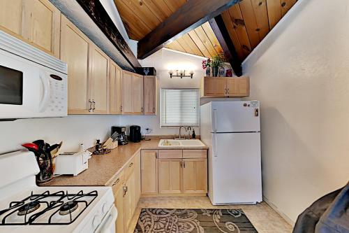 Charming Chalet - Big Yard Deck Near Skiing home - image 6