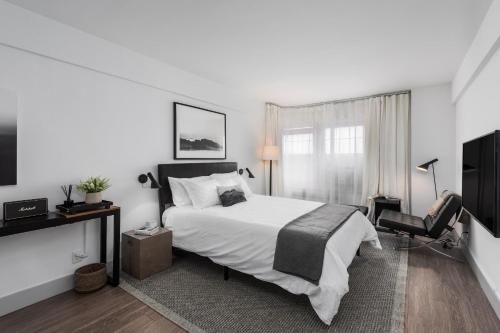 FRONTDESK Studio Apt with Pleasant Rooftop Deck