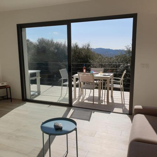 Jolie villa 6 pers récente climatisée piscine chauffée vue mer - image 11