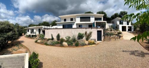 Jolie villa 6 pers récente climatisée piscine chauffée vue mer - image 9