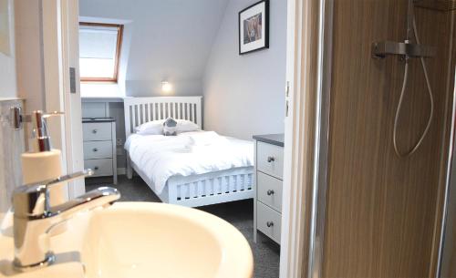 Bathroom, 5 Glenconon Bed and Breakfast in Uig