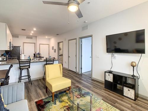 King Bed and Great Amenities! - image 6