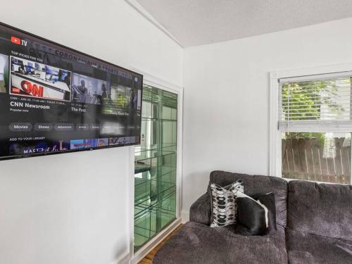 New Listing Large Home Near Mercedes Benz Stadium Sleeps 12 Coffee BBQ AC Parking - image 6