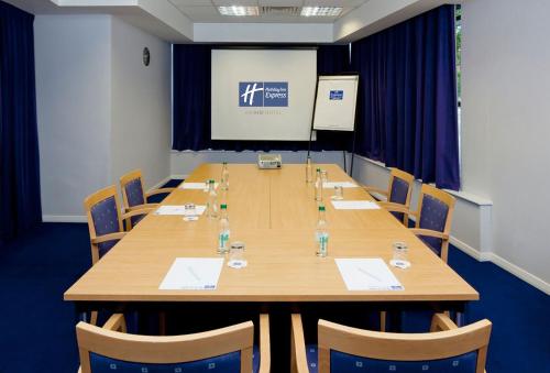Holiday Inn Express Portsmouth Gunwharf Quays By IHG - image 4