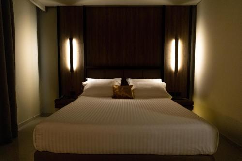 1 queen bed, 3 twin beds