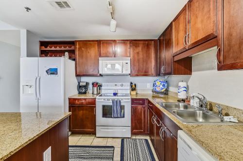 Laketown Wharf Resort #1007 by Book That Condo - image 2