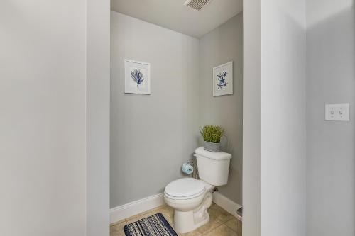 Laketown Wharf Resort #1007 by Book That Condo - image 4