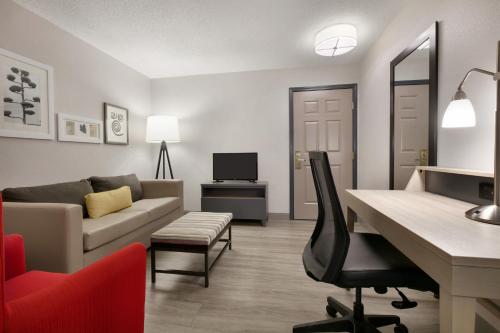 2 queen beds, 1 sofa bed