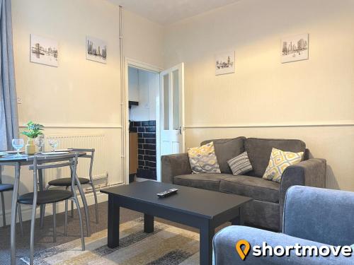 Shortmove - 3 Bedrooms, Contractors, Families, Kitchen, Wifi, Garden, , South Yorkshire