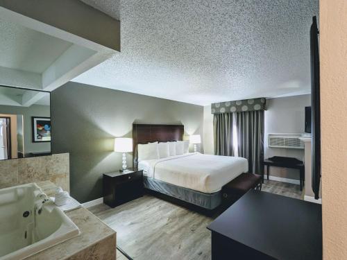 King Suite with Sofa Bed and Spa Bath