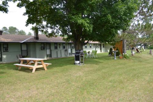 A szálláshely kívülről, Pinewood Inn in Barrys Bay (ON)