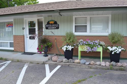 A szálláshely kívülről, Pinewood Inn in Barrys Bay (ON)