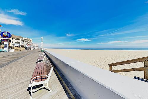 New Listing! Updated Apartment - Walk to Beach apts - image 7