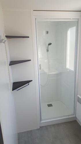 Bathroom, MH 149 4 pers camping Bois Dormant confort et detente in Saint-Jean-de-Monts