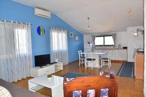 One-Bedroom Apartment - Blue image 8