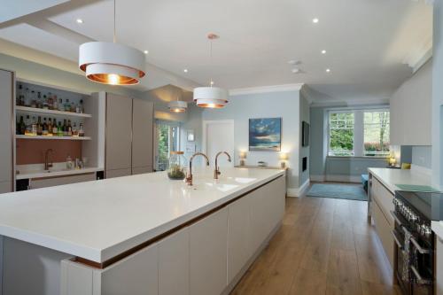 Luxury - Contemporary - Lakeland Home - Sleeps 10 - Stunning Lake Views - image 4