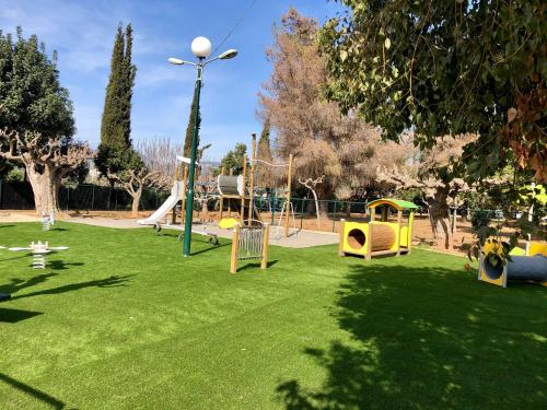 Legeplads, Lemon Tree Inn in Markópoulo