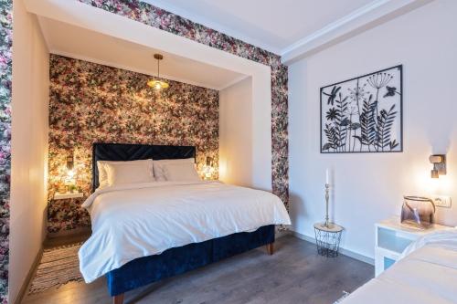1 queen bed, 1 twin bed