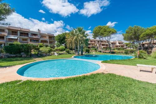 APARTAMENTO JARDIN REY COLAU con piscinas y vistas al mar, 100m de la playa Cala Marsal