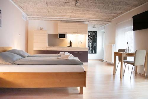 1 queen bed, 1 sofa bed