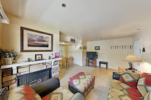 PowderWood Perch with Pool Hot Tub & Tennis Courts condo - image 3