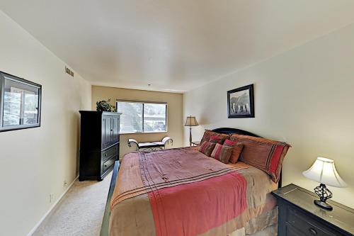 PowderWood Perch with Pool Hot Tub & Tennis Courts condo - image 6