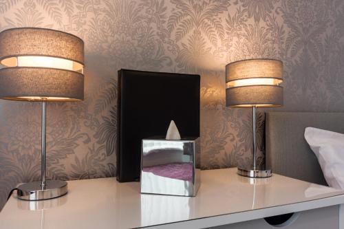 Small Twin Room image 8
