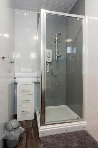 Small Twin Room image 7