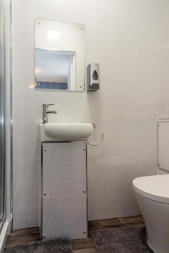 Double Room image 4