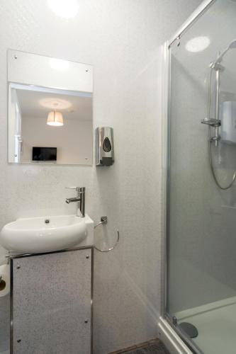 Small Twin Room image 3