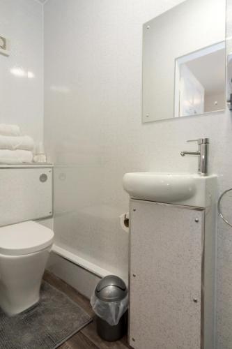 Small Twin Room image 2