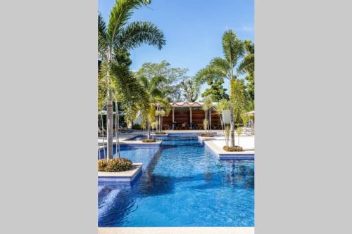 Modern 2 bdrm apt 4th floor, pool & smart lock
