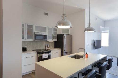Luxe DT 2BR with City View by Zencity - image 7