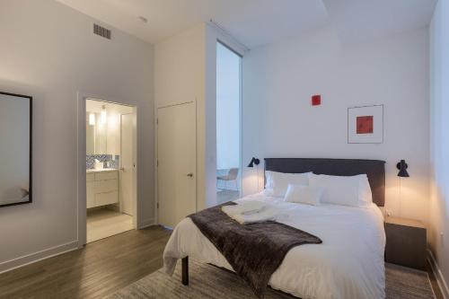 Luxe DT 2BR with City View by Zencity - image 8