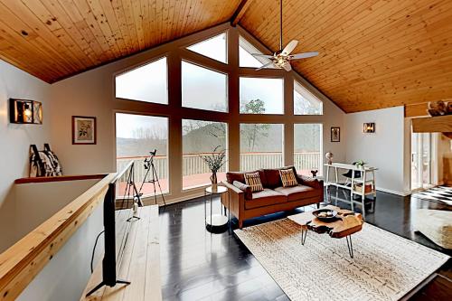 Mountain-View Escape - Hot Tub Game Room Firepit home - image 4