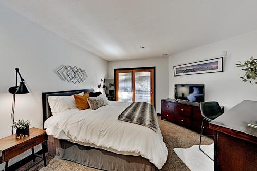 Stylish All-Season Alpine Getaway - Walk to Lifts condo - image 2