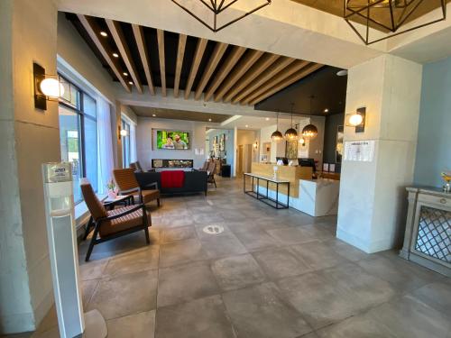 290436171 Lake Placid Inn Boutique Hotel