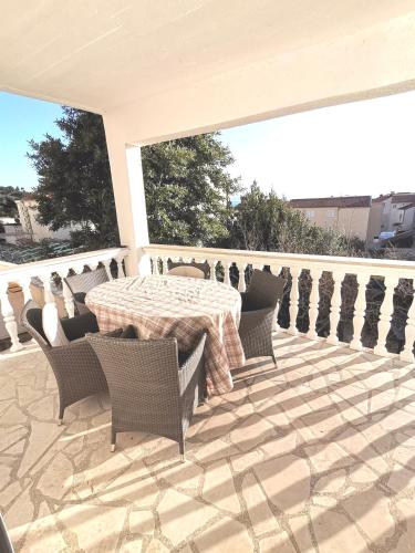  Apt White Idyll, 3 bedrooms, 3 bathrooms, terrace apt in Promajna