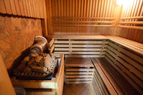 ساونا, Rustic private Cabin in woods w/ Sauna & Pool in انتاكالنس