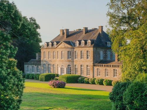Зовнішній вигляд готелю, Holiday Home Chateau de Bouceel Mont Saint Michel in Saint-James