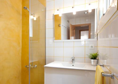 LetsGo Sagrada Familia Penthouse - image 2