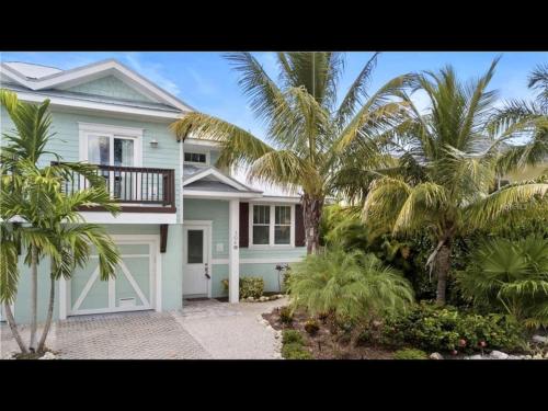 AMI/Holmes Beach - 3/2 Home - Private Heated Pool and Yard - walk to beach in Holmes Beach, USA