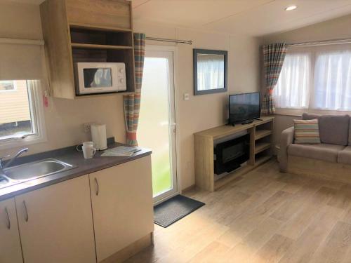 Cedar Deluxe Holiday Home - main image