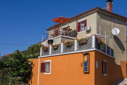  Apartment near Martinscica Catamaran Terminal in Mihojašćica in Miholašćica
