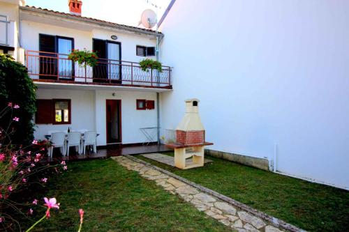Holiday home in Porec - Istrien 9919 – khách sạn tại Brulo