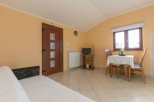  Nedescina One-Bedroom Apartment 1 in Nedeščina