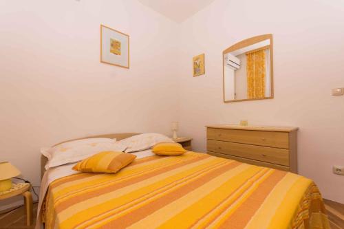 Three-Bedroom Apartment in Okrug Gornji I - image 5